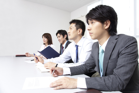 採用試験・就職活動の流れと違い～公務員試験vs企業就活