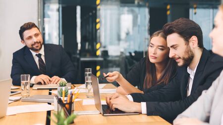 女性上司・男性部下の関係における注意点と円滑なコミュニケーション