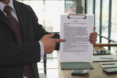 有期雇用契約の途中解雇―正当な理由と違約金問題